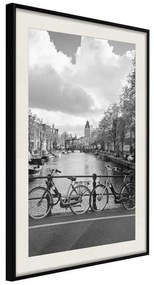 Poster  Bicycles Against Canal  Cornice Quadri Cornice nera con pass-partout, Larghezza x Altezza Home decor 20x30