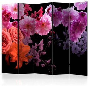 Paravento Cocktail primaverile II - fiori colorati su sfondo nero contrastante