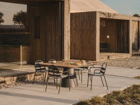 Kave Home - Tavolo da esterno Tudons in alluminio con finitura in grigio e teak FSC 100% 148 x 148 cm