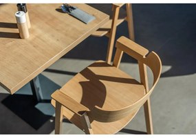 Sedia da pranzo di colore naturale in rovere massiccio con braccioli Flip – Gazzda