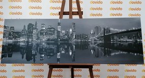 Quadro su tela – Riflesso di Manhattan nell'acqua in bianco e nero