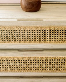 Kave Home - Cassettiera Rexit legno massello e impiallacciatura mindi con rattan 90 x 93 cm
