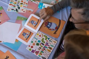 Gioco d'arte con adesivi - fare animali