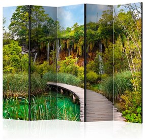 Paravento Oasi Verde II - Paesaggio di un ponte di legno in mezzo alla foresta