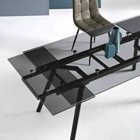 Tavolo allungabile a 240 cm con piano in vetro Fumč e base in metallo TAO