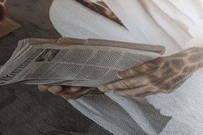 Quadro su tela – Giraffa con giornale in bagno
