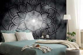 Carta da parati – Mandala in bianco e nero con sfondo galassia