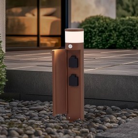 Lucande Lampioncino Corban, ruggine, sensore, prese, IP44 Corban Lucande, dimmerabile, Marrone / Ruggine, Alluminio, Moderno