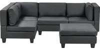 Divano componibile 4 posti imbottito in tessuto nero con gambe nere schienale imbottito lato destro con pouf stile moderno