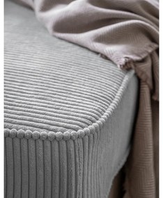 Chaise longue grigio chiaro (con penisola a destra) con rivestimento in velluto a coste Chic Charlotte – Miuform