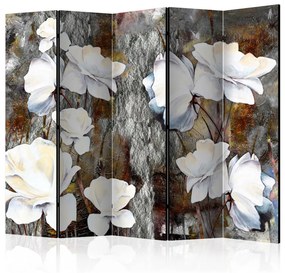 Paravento design Piccolo gesto II (5 parti) - fiori bianchi, sfondo scuro