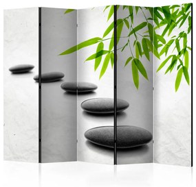 Paravento design Pietre Zen II - pietre piatte e foglie di bambù su sfondo bianco