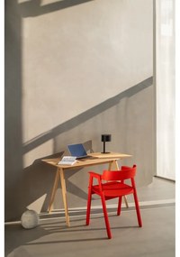 Sedia da pranzo rossa in rovere massiccio con braccioli Flip – Gazzda