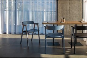 Sedia da pranzo blu in rovere massiccio con braccioli Flip – Gazzda