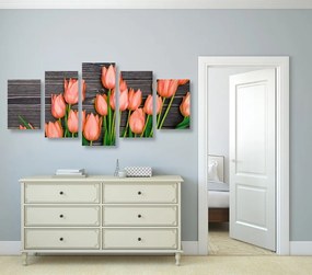 Quadri 5 pezzi – Affascinanti tulipani arancioni su sfondo di legno