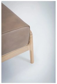 Poggiapiedi in pelle di bufalo marrone chiaro con struttura in rovere massiccio Fawn - Gazzda