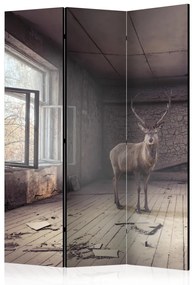 Paravento separè Smarrimento (3 parti) - fantasia con cervo su sfondo architettonico