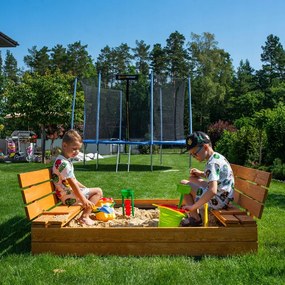 Sabbiera per bambini impregnata con panchine