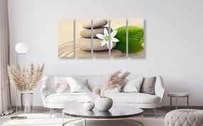 Quadri 5 pezzi – Fiore bianco e pietre nella sabbia