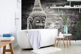 Carta da parati autoadesiva – Statua di Buddha in bianco e nero su sfondo di legno