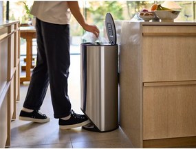 Cestino per la spazzatura color argento lucido in acciaio inox con pedale 30 l Arc – Joseph Joseph