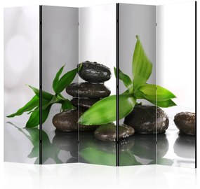 Paravento separè Fonte di calma II - pietre scure con gocce d'acqua e foglie di bambù