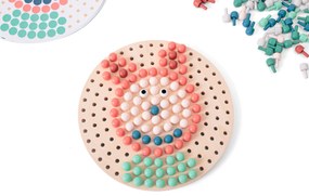 Mosaico con chiodini di legno