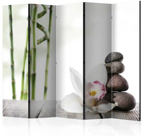 Paravento Armonia II - tavolo di legno con fiore e pietre su sfondo chiaro