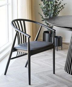 Sedia da pranzo nera in faggio massiccio con braccioli Agustin – House Nordic