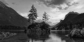 Stampa su tela – Paesaggio montano sul lago in bianco e nero
