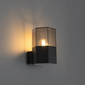 Lampada da parete per esterni nera con vetro fumé esagonale e sensore crepuscolare - Denmark