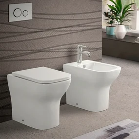 Sanitari filomuro senza brida bianco lucido con sedile soft-close Plana