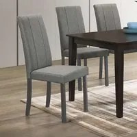 Sedia imbottita struttura in legno e tessuto grigio con cuciture verticali Tom