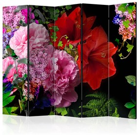 Paravento Sera di giugno II (5-parti) - fiori colorati su sfondo nero