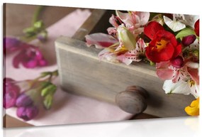 Quadro su tela – Composizione di fiori primaverili in cassetto di legno