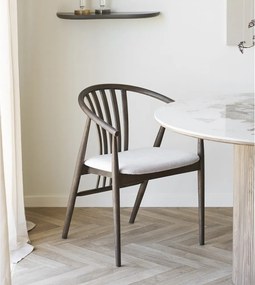 Sedia da pranzo marrone scuro in rovere massiccio con braccioli Agustin – House Nordic