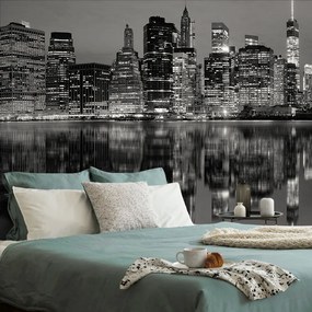 Carta da parati – Riflesso in bianco e nero di Manhattan sull'acqua