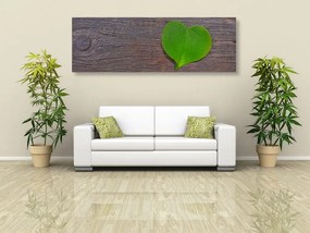 Stampa su tela – Foglia a forma di cuore su sfondo di legno