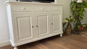 Credenza classica gambe a cipolla tre porte in legno bianco opaco