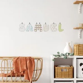 Adesivo da parete per un bambino con un nome colorato | Inspio