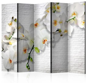 Paravento design Orchidea urbana II - orchidea su muro bianco di mattoni