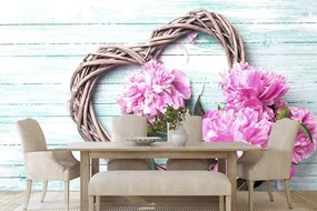 Carta da parati – Peonie su cuore di legno