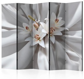 Paravento design Gigli sensuali II - fiori di giglio su tessuto bianco
