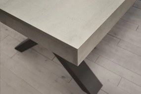 Tavolo PANZANO in legno, finitura grigio cemento e metallo verniciato antracite, allungabile 160&#215;90 cm &#8211; 250&#215;90 cm