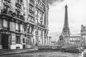 Carta da parati – Torre Eiffel in bianco e nero da una strada di Parigi