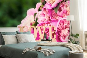 Carta da parati – Peonie con scritta Love