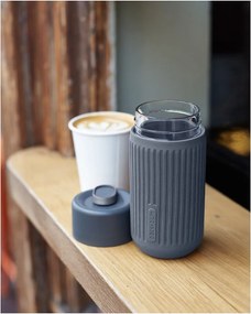 Tazza da viaggio grigio scuro in vetro 340 ml – Black + Blum