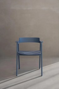 Sedia da pranzo blu in rovere massiccio con braccioli Flip – Gazzda