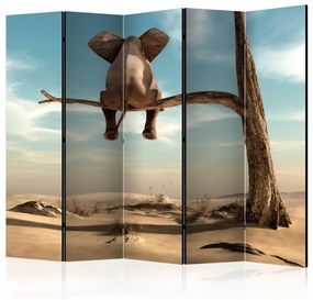 Paravento separè Elefante su un albero II (5 parti) - fantasia con albero nel deserto