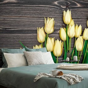 Carta da parati – Tulipani gialli su sfondo di legno